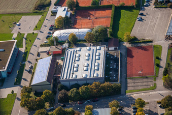 Ensemble der Sportplatzanlagen des TC Langensteinbach und des Gymnasium Karlsbad im Ortsteil Langensteinbach in Karlsbad im Bundesland Baden-Württemberg, Deutschland von oben