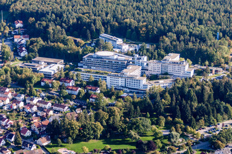 Luftaufnahme von Klinikgelände des Krankenhauses SRH Klinikum Karlsbad-Langensteinbach GmbH im Ortsteil Langensteinbach in Karlsbad im Bundesland Baden-Württemberg, Deutschland