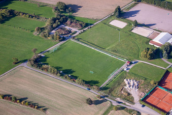 Schrägluftbild von Sportgelände des SV-1899 eV Langensteinbach in Karlsbad im Bundesland Baden-Württemberg, Deutschland
