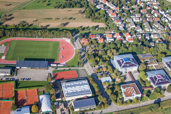 Ensemble der Sportplatzanlagen des TC Langensteinbach und des Gymnasium Karlsbad im Ortsteil Langensteinbach in Karlsbad im Bundesland Baden-Württemberg, Deutschland von oben gesehen