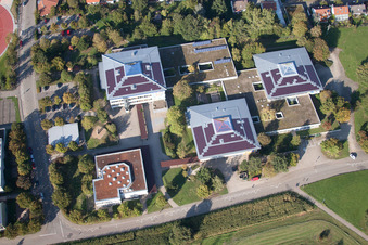 Schulgebäude des Gymnasium Karlsbad in Karlsbad im Ortsteil Langensteinbach im Bundesland Baden-Württemberg, Deutschland