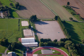 Sportgelände des SV-1899 eV Langensteinbach in Karlsbad im Bundesland Baden-Württemberg, Deutschland vom Flugzeug aus