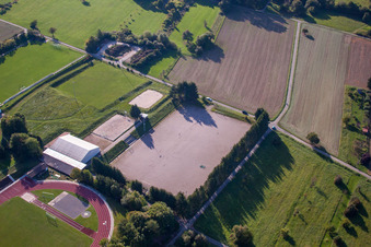 Sportgelände des SV-1899 eV Langensteinbach in Karlsbad im Bundesland Baden-Württemberg, Deutschland aus der Luft betrachtet