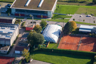 Sportgelände des SV-1899 eV Langensteinbach in Karlsbad im Bundesland Baden-Württemberg, Deutschland von einer Drohne aus