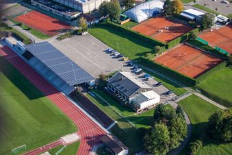 Sportgelände des SV-1899 eV Langensteinbach in Karlsbad im Bundesland Baden-Württemberg, Deutschland von der Drohne aus gesehen