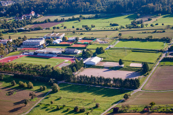 Sportgelände des SV-1899 eV Langensteinbach in Karlsbad im Bundesland Baden-Württemberg, Deutschland von oben