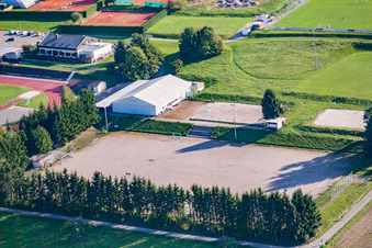Sportgelände des SV-1899 eV Langensteinbach in Karlsbad im Bundesland Baden-Württemberg, Deutschland aus der Luft
