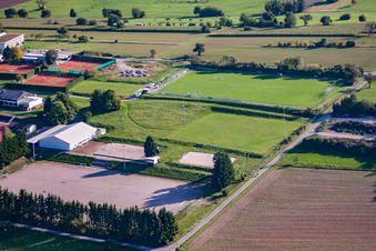 Sportgelände des SV-1899 eV Langensteinbach in Karlsbad im Bundesland Baden-Württemberg, Deutschland von oben gesehen