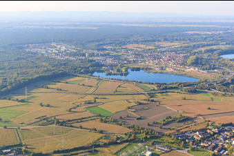 Luftbild von Stadtansicht hinterm Schauffele See in Wörth am Rhein im Bundesland Rheinland-Pfalz, Deutschland