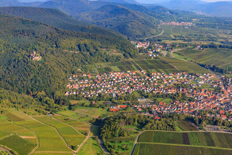 Winzerort zu Füßen der Ruine Burg Landeck in Klingenmünster im Bundesland Rheinland-Pfalz, Deutschland