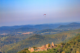Paragleiter über der Madenburg in Eschbach im Bundesland Rheinland-Pfalz, Deutschland