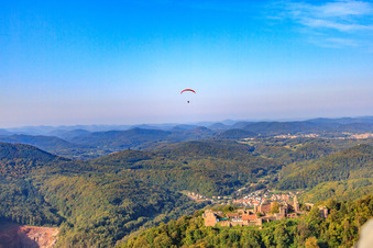 Luftaufnahme von Paragleiter über der Madenburg in Eschbach im Bundesland Rheinland-Pfalz, Deutschland