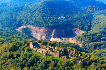 Paragleiter über der Madenburg in Eschbach im Bundesland Rheinland-Pfalz, Deutschland von oben