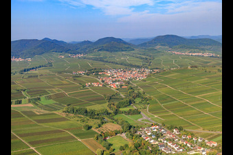 Winzerort an der Kleinen Kalmit in Ilbesheim bei Landau im Bundesland Rheinland-Pfalz, Deutschland