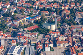 Schulgebäude der Theodor-Heuss-Schule und der Kirche in Sinsheim im Bundesland Baden-Württemberg, Deutschland