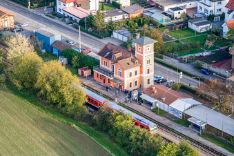Bahnhofsgebäude und Gleisanlagen des S-Bahnhofes Rülzheim in Rülzheim im Bundesland Rheinland-Pfalz, Deutschland