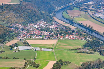 Dorfansicht am Neckar aus Süden im Ortsteil Hochhausen in Haßmersheim im Bundesland Baden-Württemberg, Deutschland