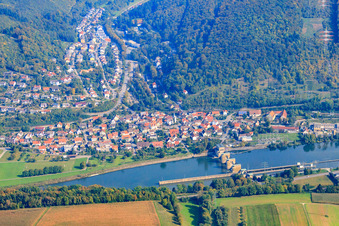 Neckar-Staustufe und Schleuse Neckarzimmern vor dem Ort am Neckarufer im Bundesland Baden-Württemberg, Deutschland