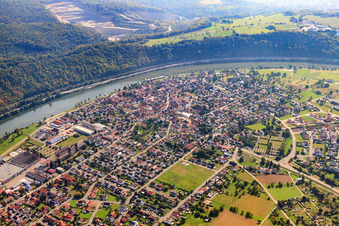 Stadtansicht am Neckar aus Nordwesten im Ortsteil Michaelsberg in Haßmersheim im Bundesland Baden-Württemberg, Deutschland