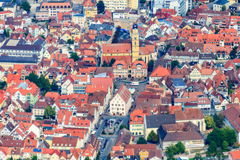 Altstadt mit Marienbrunnen: Altes Rathaus und Marktplatz von Süden in Bad Mergentheim im Bundesland Baden-Württemberg, Deutschland