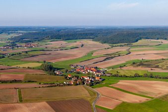 Luftbild von Dorfansicht im Ortsteil Burgambach in Scheinfeld im Bundesland Bayern, Deutschland