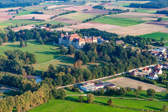 Gebäudekomplex im Schloßpark von Schloß Schloss Weissenstein im Ortsteil Schloß Weißenstein in Pommersfelden im Bundesland Bayern, Deutschland