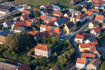 Luftbild von Gebäude und Parkanlagen am Herrenhaus des Gutshauses - Landgut in Sambach in Pommersfelden im Bundesland Bayern, Deutschland