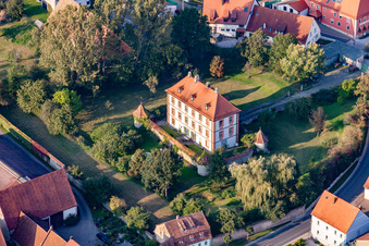 Luftaufnahme von Gebäude und Parkanlagen am Herrenhaus des Gutshauses - Landgut in Sambach in Pommersfelden im Bundesland Bayern, Deutschland