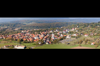 Panorama mit Kirche im Dorfkern in Gœrsdorf in Grand Est im Bundesland Bas-Rhin, Frankreich