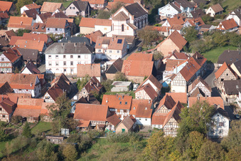 Drohnenaufname von Gœrsdorf im Bundesland Bas-Rhin, Frankreich