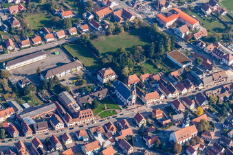 Kirchengebäude der Communauté de paroisses catholiques de Soultz-sous-Forêts in Soultz-sous-Forets in Grand Est im Bundesland Bas-Rhin, Frankreich