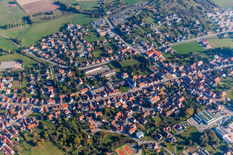 Ortsansicht der Straßen und Häuser der Wohngebiete in Soultz-sous-Forets in Grand Est in Soultz-sous-Forêts im Bundesland Bas-Rhin, Frankreich von oben gesehen