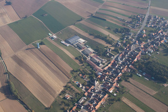 Schrägluftbild von Oberrœdern im Bundesland Bas-Rhin, Frankreich