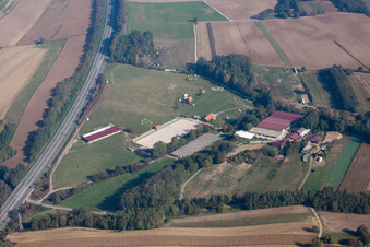 Haras in Neewiller-près-Lauterbourg im Bundesland Bas-Rhin, Frankreich von oben