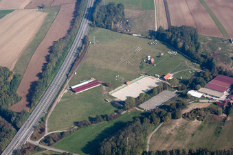 Haras in Neewiller-près-Lauterbourg im Bundesland Bas-Rhin, Frankreich aus der Luft