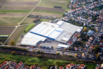 Gebäude und Produktionshallen auf dem Werksgelände Kardex Remstar Produktion Deutschland GmbH Kardex-Platz in Bellheim im Bundesland Rheinland-Pfalz