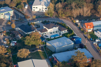 Schrägluftbild von Gewerbegebiet Mittelwegring in Jockgrim im Bundesland Rheinland-Pfalz, Deutschland