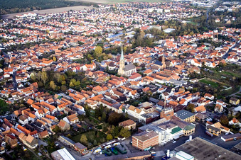 Hauptstraße von Südwesten in Bellheim im Bundesland Rheinland-Pfalz, Deutschland