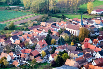 Hauptstraße / Kirchstraße mit St. Georg in Knittelsheim im Bundesland Rheinland-Pfalz, Deutschland