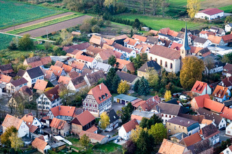 Luftbild von Hauptstraße / Kirchstraße mit St. Georg in Knittelsheim im Bundesland Rheinland-Pfalz, Deutschland