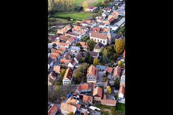 Luftaufnahme von Hauptstraße / Kirchstraße mit St. Georg in Knittelsheim im Bundesland Rheinland-Pfalz, Deutschland
