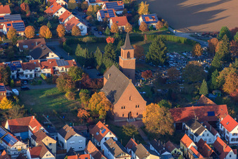 Kirche am Friedhof in der Spanierstr in Essingen im Bundesland Rheinland-Pfalz, Deutschland