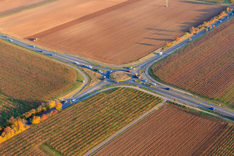 Kreisverkehr B272 zwischen Feldern und Reben in Essingen im Bundesland Rheinland-Pfalz, Deutschland