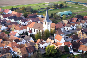 Luftbild von Kirche an der Lange Straße in Ottersheim bei Landau im Bundesland Rheinland-Pfalz, Deutschland