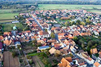 Luftaufnahme von Kirche an der Lange Straße in Ottersheim bei Landau im Bundesland Rheinland-Pfalz, Deutschland