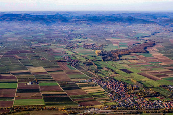 Dorf - Ansicht von Winden vor dem Haardtrand des Pfälzerwalds im Bundesland Rheinland-Pfalz, Deutschland
