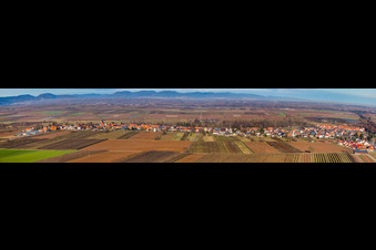Dorf-Panorama aus Süden in Winden im Bundesland Rheinland-Pfalz, Deutschland