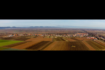 Panorama -Perspektive der Dorf - Ansicht am Rande von landwirtschaftlichen Feldern und Nutzflächen in Winden im Bundesland Rheinland-Pfalz, Deutschland