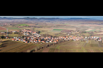 Panorama - Perspektive Dorf - Ansicht am Rande von landwirtschaftlichen Feldern und Nutzflächen in Oberhausen im Bundesland Rheinland-Pfalz, Deutschland