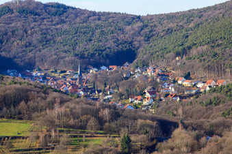 Luftbild von Ortsansicht des Dornöschens der Pfalz versteckt in den Bergen des Pflälzerwalds in Dörrenbach im Bundesland Rheinland-Pfalz, Deutschland